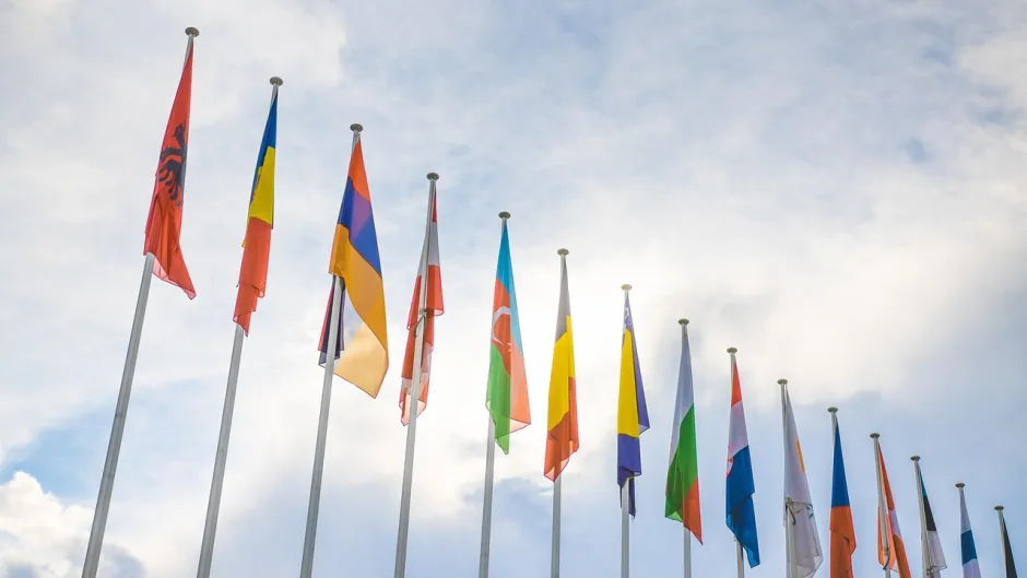 Das Bild zeigt Fahnen der Länder im Europäischen Rat.